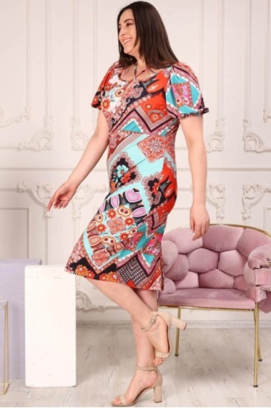 Įvairių spalvų suknelė trumpomis rankovėmis