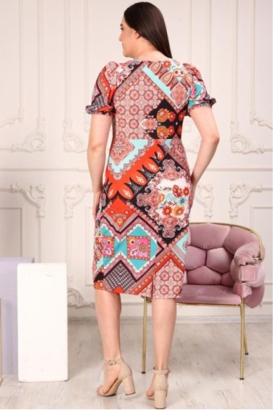 Įvairių spalvų suknelė trumpomis rankovėmis