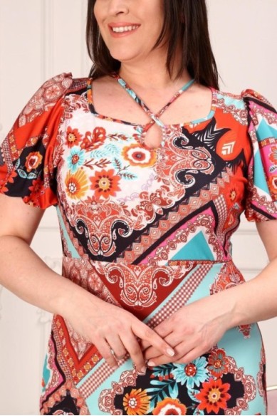 Įvairių spalvų suknelė trumpomis rankovėmis