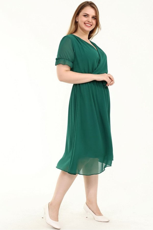 Žalia plazdanti suknelė su dirželiu