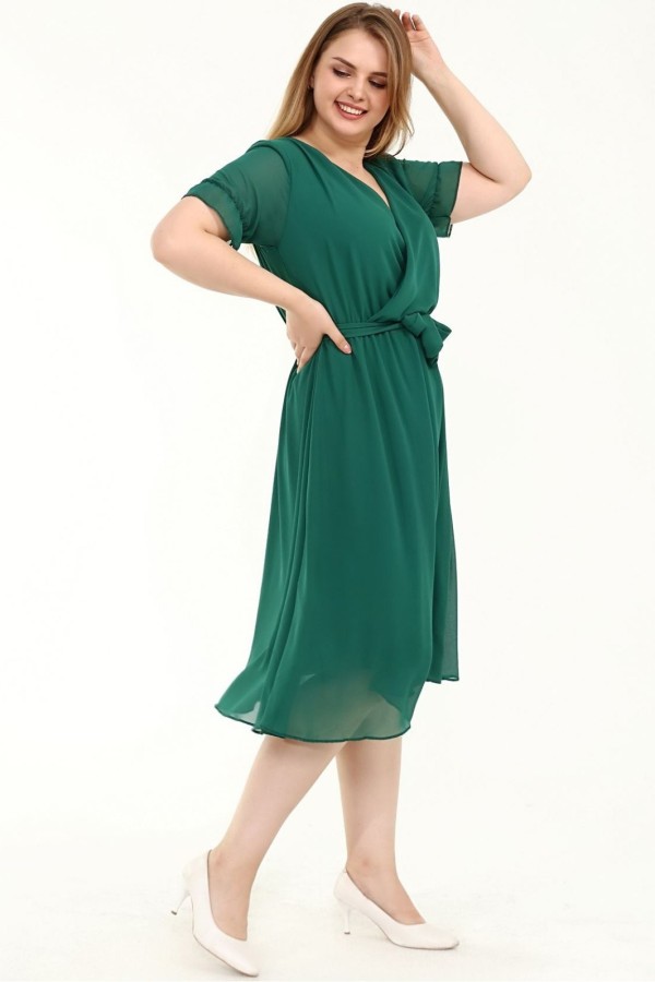 Žalia plazdanti suknelė su dirželiu