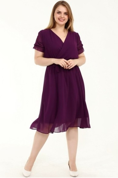 Daili violetinė suknelė trumpomis rankovėmis