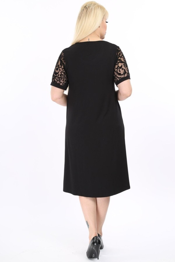 Juoda viskozės suknelė su nėrinių rankovėmis