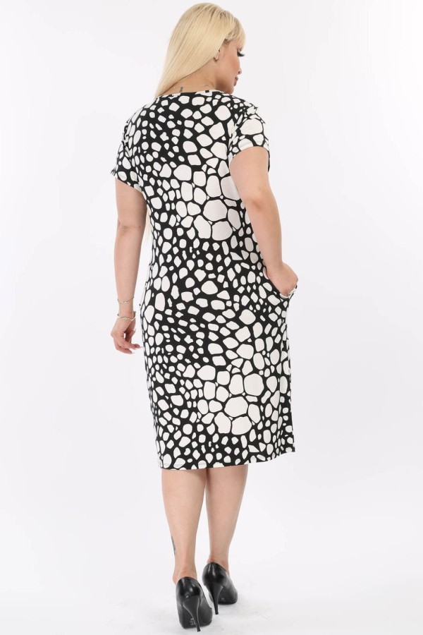 Paprasta juodai balta suknelė