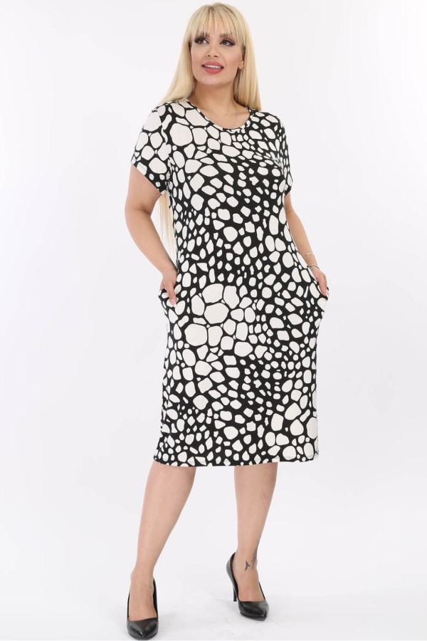 Paprasta juodai balta suknelė