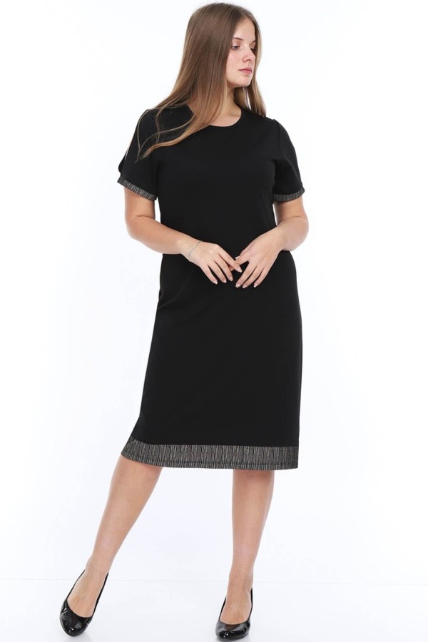 Juoda suknelė trumpomis rankovėmis