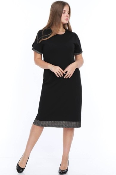 Juoda suknelė trumpomis rankovėmis