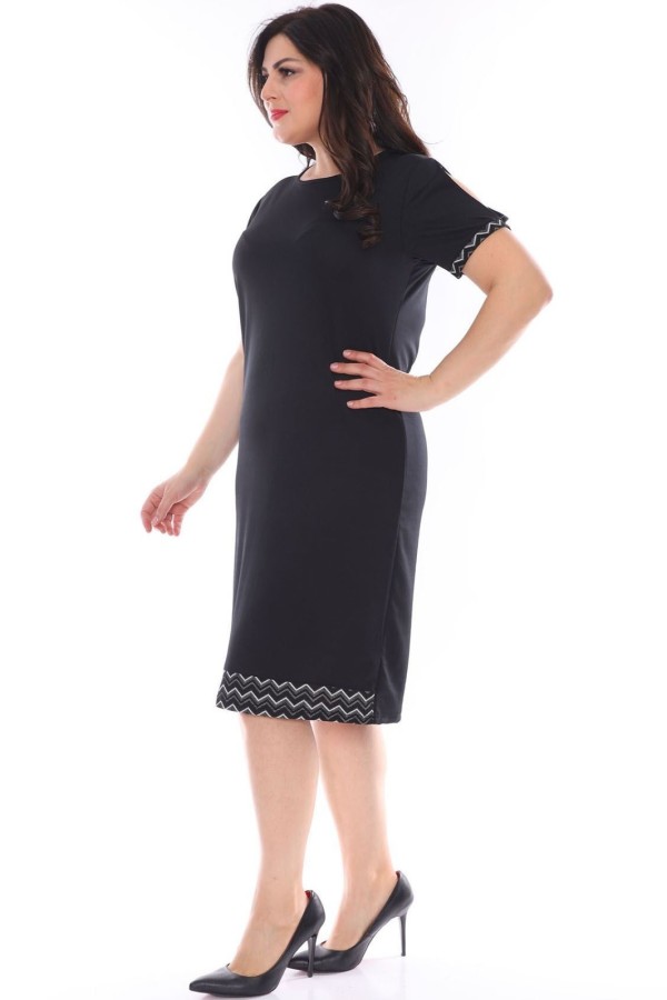 Klasikinio stiliaus juoda suknelė