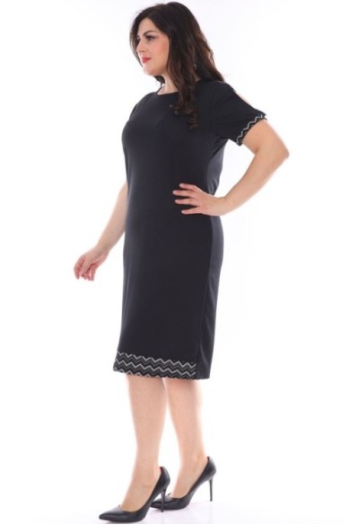 Klasikinio stiliaus juoda suknelė