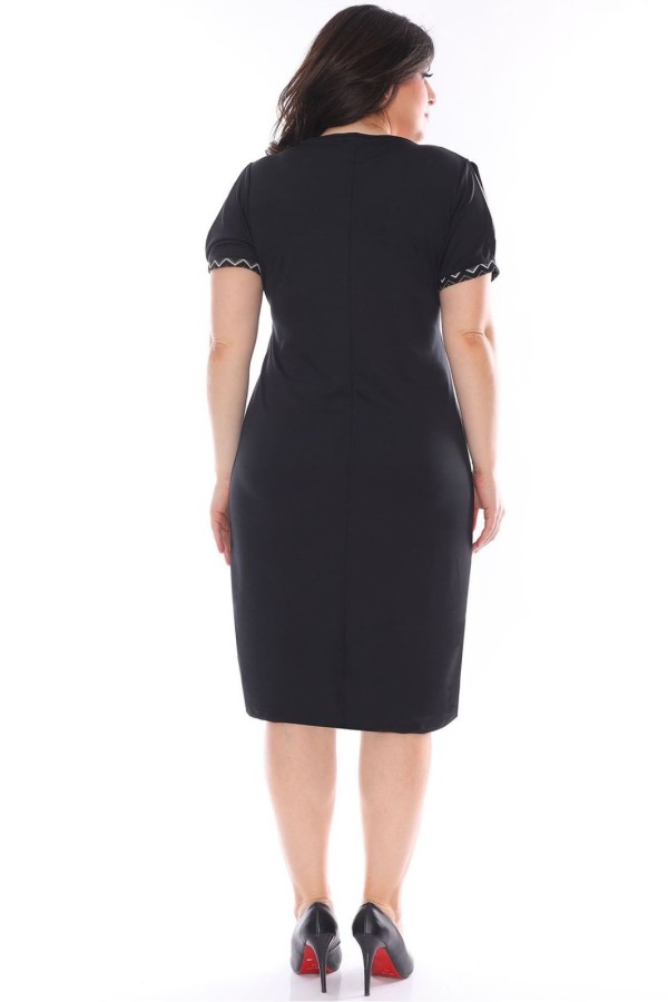 Klasikinio stiliaus juoda suknelė