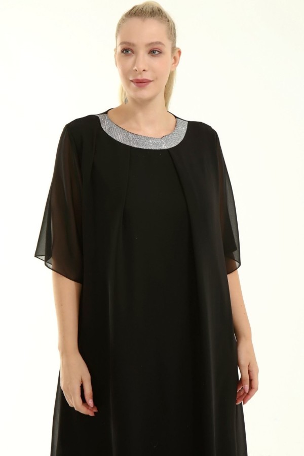 Juoda proginė suknelė apkūnioms