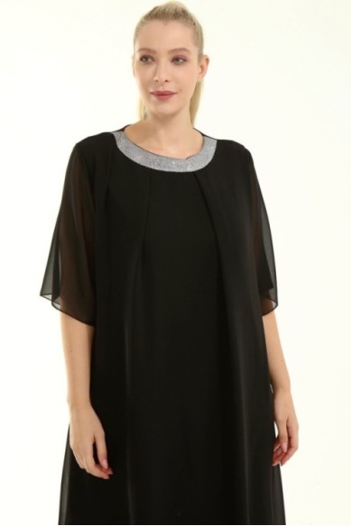 Juoda proginė suknelė apkūnioms