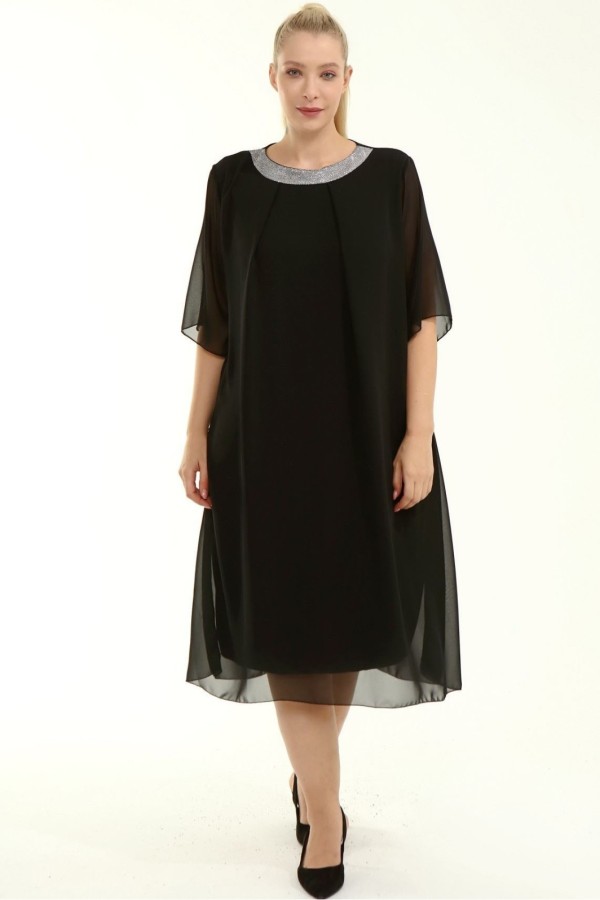 Juoda proginė suknelė apkūnioms