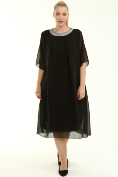 Juoda proginė suknelė apkūnioms