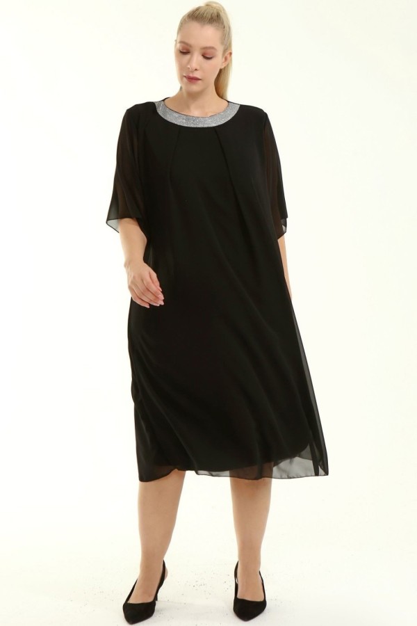 Juoda proginė suknelė apkūnioms