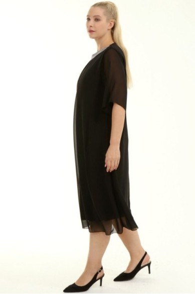 Juoda proginė suknelė apkūnioms