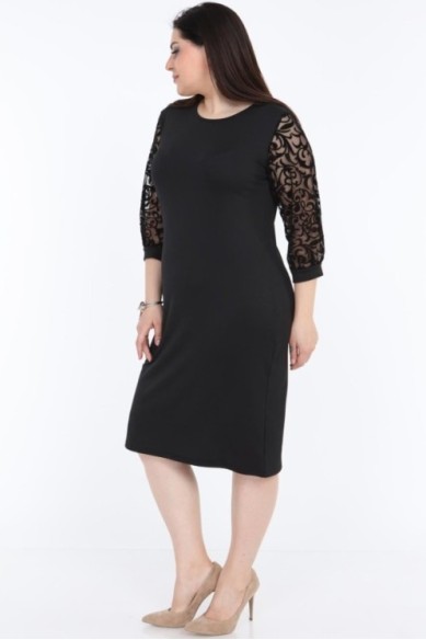 Juoda suknelė su 3/4 rankovėmis