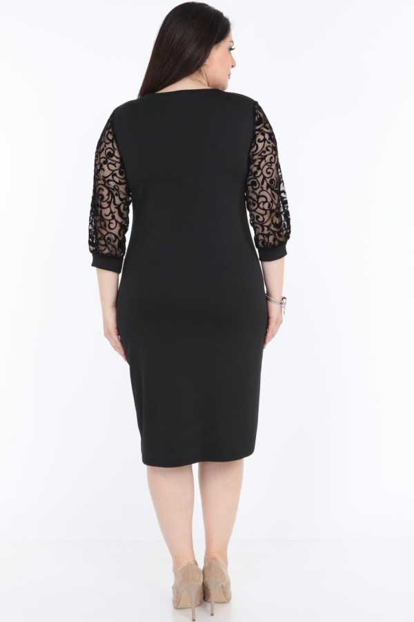 Juoda suknelė su 3/4 rankovėmis