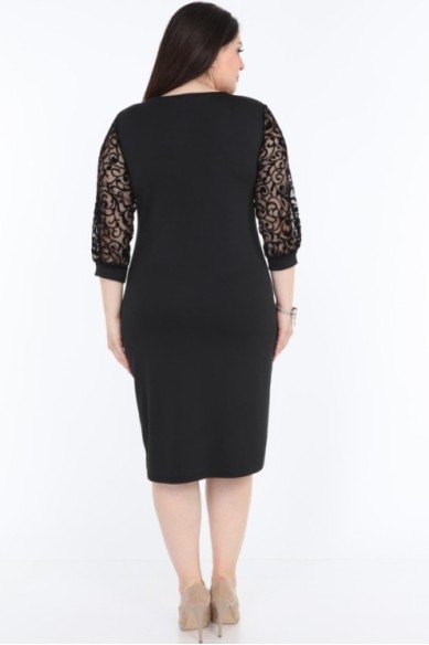 Juoda suknelė su 3/4 rankovėmis