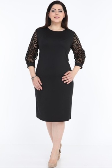 Juoda suknelė su 3/4 rankovėmis