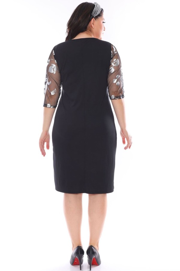 Daili juoda suknelė su 3/4 rankovėmis