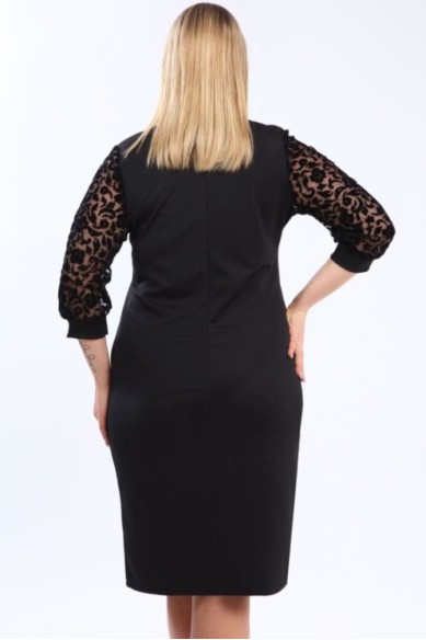 Paprasta juoda suknelė apvalia apykakle