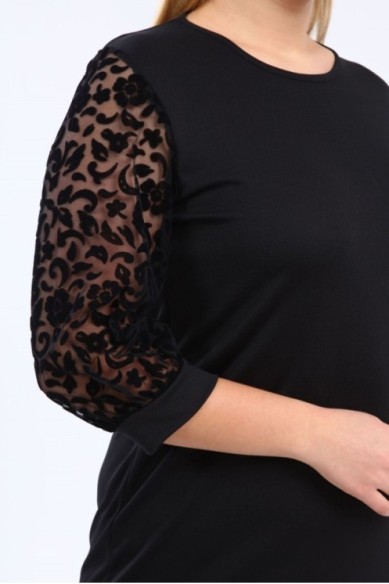 Paprasta juoda suknelė apvalia apykakle