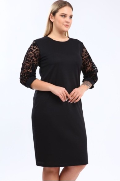 Paprasta juoda suknelė apvalia apykakle