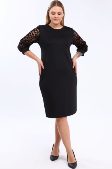 Paprasta juoda suknelė apvalia apykakle