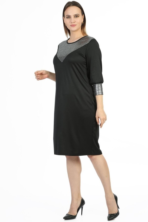 Juoda suknelė su blizgio efektu