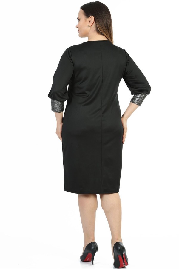 Juoda suknelė su blizgio efektu