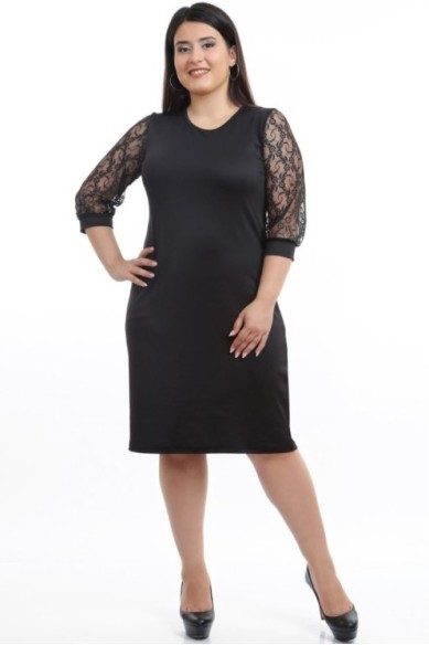 Paprasta juoda suknelė su nėrinių rankovėmis