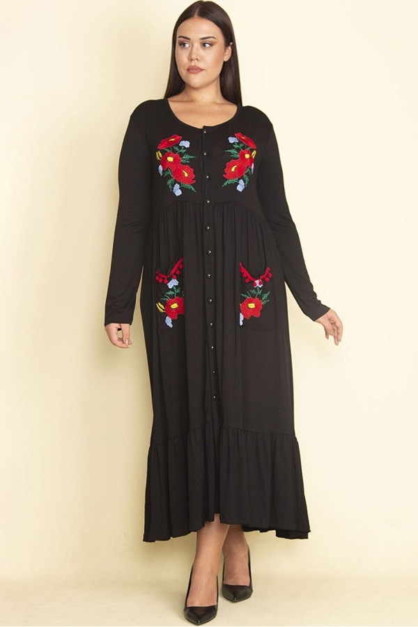 Ilga juoda suknelė su siuvinėta aplikacija