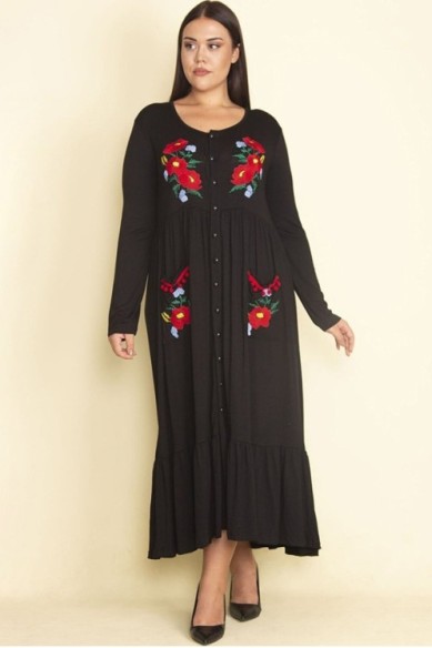 Ilga juoda suknelė su siuvinėta aplikacija