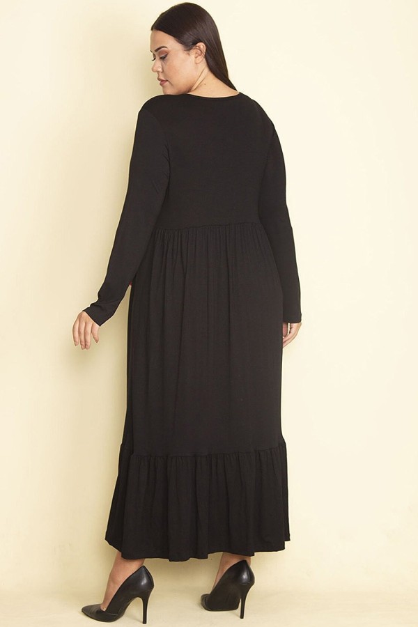 Ilga juoda suknelė su siuvinėta aplikacija