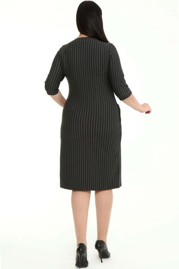 Juoda dryžuota klasikinė suknelė su kišenėmis