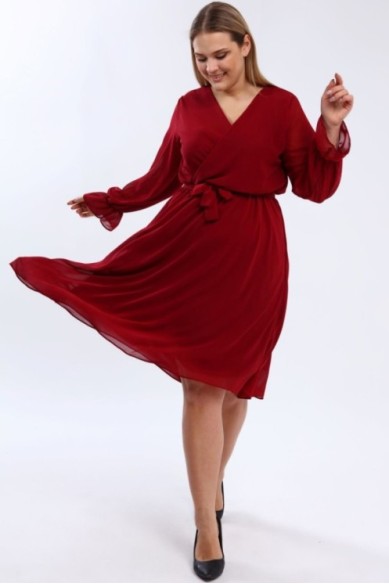 Plazdanti suknelė su dirželiu