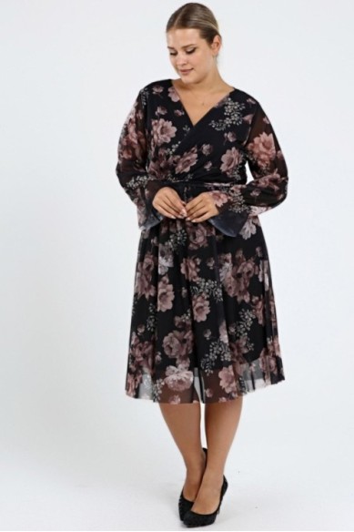 Plazdanti suknelė su dirželiu