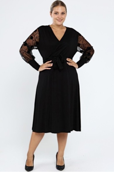 Juoda suknelė su voko formos iškirpte