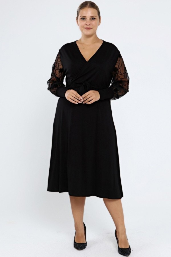 Juoda suknelė su voko formos iškirpte
