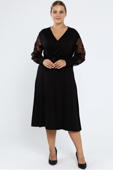 Juoda suknelė su voko formos iškirpte