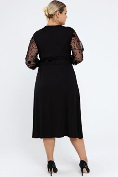 Juoda suknelė su voko formos iškirpte