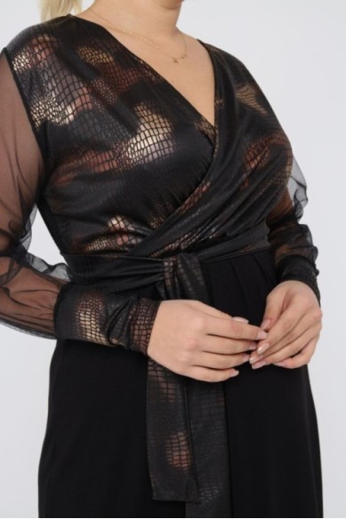 Suknelė su voko formos iškirpte