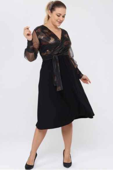 Suknelė su voko formos iškirpte