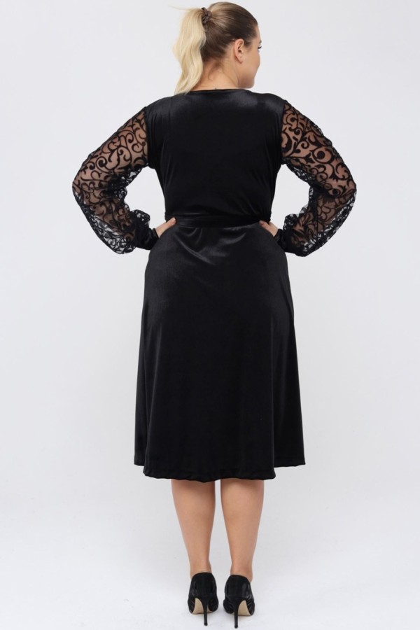 Veliūrinė suknelė su voko formos iškirpte