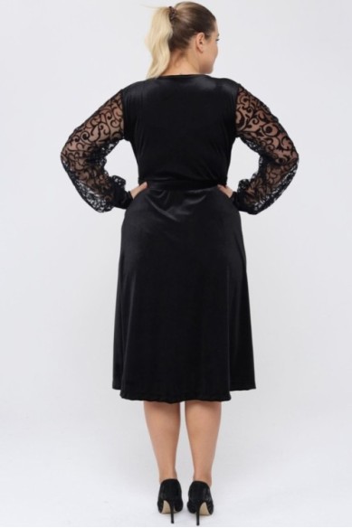 Veliūrinė suknelė su voko formos iškirpte