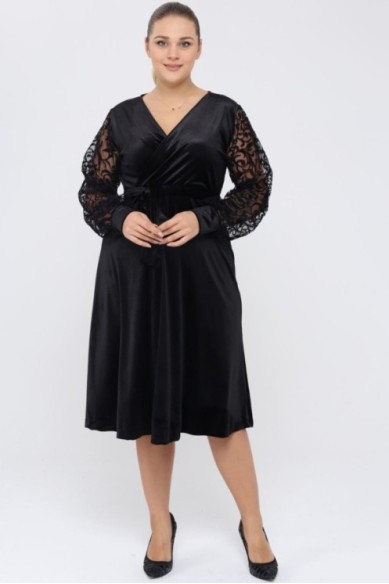 Veliūrinė suknelė su voko formos iškirpte