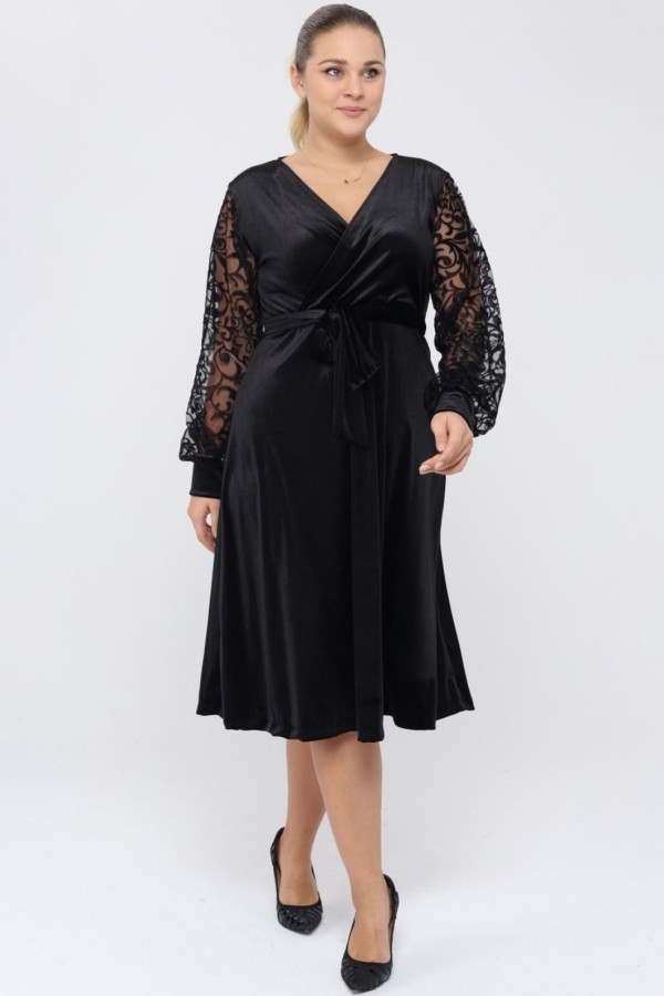 Veliūrinė suknelė su voko formos iškirpte