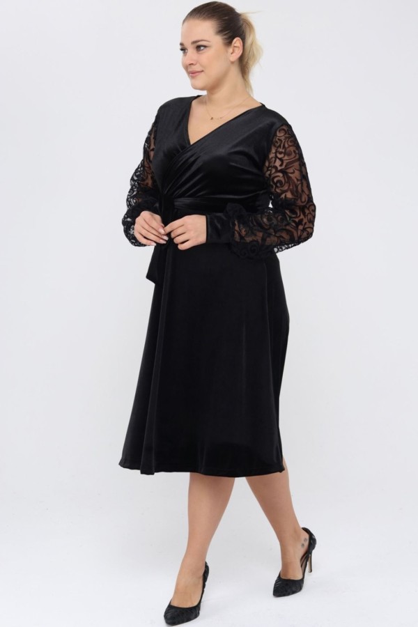 Veliūrinė suknelė su voko formos iškirpte