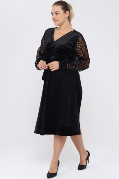 Veliūrinė suknelė su voko formos iškirpte